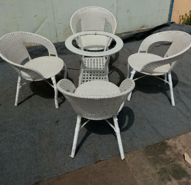 Outdoor rattan set with round glass top table